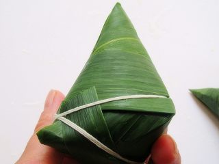 10、花生腊肠粽,用粽绳五花大绑捆起来，捆好看一点哦