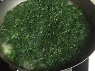 1、地方菜 清明果,清明草清洗干净放开水锅里加一小勺食用碱煮熟
