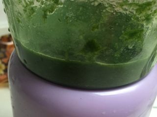 2、地方菜 清明果,煮好的清明草用清水漂洗后控干水份，加适量清水放入料理机打成泥