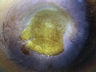 3、地方菜 清明果,锅中倒入一勺油