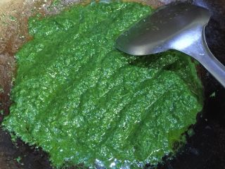 4、地方菜 清明果,把打好的清明草浆到入锅里小火煮开