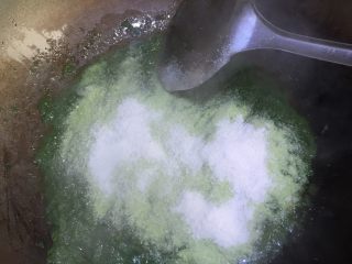 5、地方菜 清明果,一点点地加入米粉拌匀