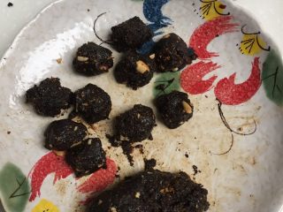 8、地方菜 清明果,包入芝麻红糖馅（一定要用红糖哦！我还加了花生碎，桂花）