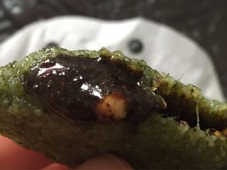 11、地方菜 清明果,上锅蒸15分钟，取出晾稍温再开吃味道更好，咬一口爆糖浆，要的就是这个感觉！