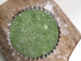 9、地方菜 清明果,包好馅的面团放模具压平倒扣