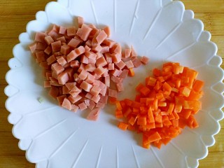 2、甜香披萨饼（平底锅版）,佐餐肠、胡萝卜切丁，直径和玉米粒差不多