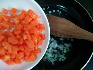 5、甜香披萨饼（平底锅版）,放入胡萝卜丁炒至断生