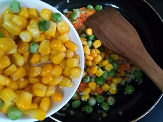 6、甜香披萨饼（平底锅版）,放入沥干水分的玉米粒、青豆