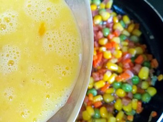 11、甜香披萨饼（平底锅版）,倒入上述搅打好的鸡蛋液，小火至鸡蛋液凝固变熟即可