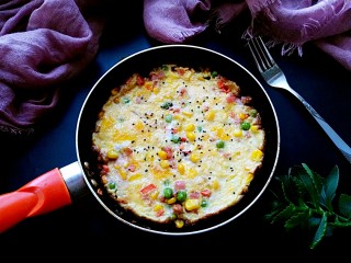 12、甜香披萨饼（平底锅版）,撒点黑芝麻或葱花装饰一下