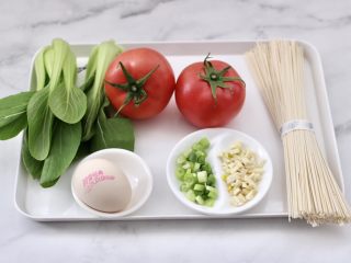 1、茄汁酸汤鸡蛋面,首先备齐所有的食材。