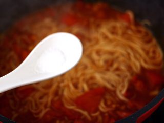 11、茄汁酸汤鸡蛋面,根据个人口味，加入适量盐调味。