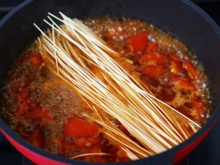 10、茄汁酸汤鸡蛋面,大火煮沸后，放入挂面。