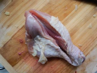1、黯然销魂鸡腿肉,先从中间划一刀再去剔骨