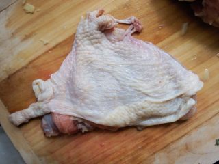 2、黯然销魂鸡腿肉,剔骨后,不是整个剔下来也没关系