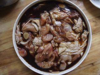 5、黯然销魂鸡腿肉,加入拌好的料酒汁腌制30分钟