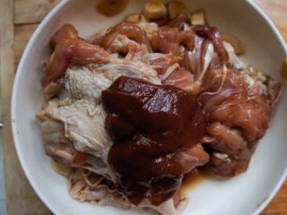 6、黯然销魂鸡腿肉,腌好后倒掉酱汁留蒜片加入一勺披萨酱拌均匀