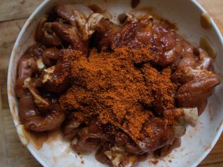 7、黯然销魂鸡腿肉,再加入辛拉面调料包拌均匀