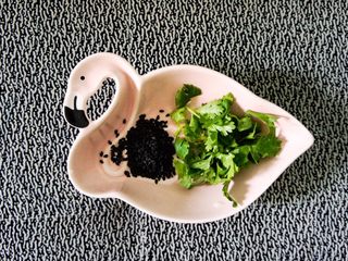 10、黯然销魂鸡腿肉,准备一点黑芝麻和香菜