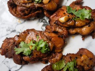 11、黯然销魂鸡腿肉,撒在烤好的鸡腿肉上