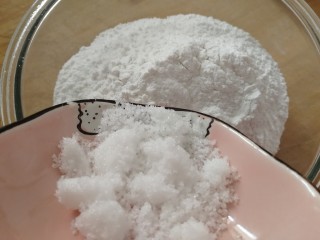 2、水果汤圆,糯米粉加入白砂糖，搅拌均匀。