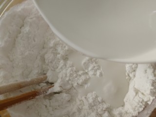 4、水果汤圆,少量多次搅拌倒入糯米粉。