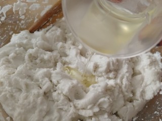 6、水果汤圆,加玉米油，搅拌均匀。