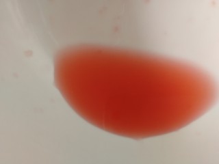 7、水果汤圆,小樱桃压出汁，大约20ml，加入面团里。