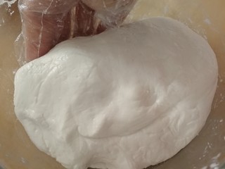 8、水果汤圆,带手套揉成光滑面团。