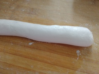 9、水果汤圆,搓成条。