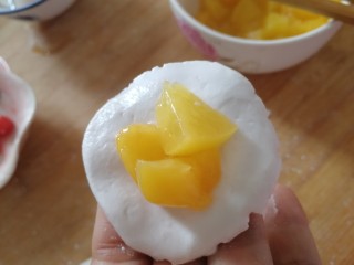 12、水果汤圆,包上果肉。
