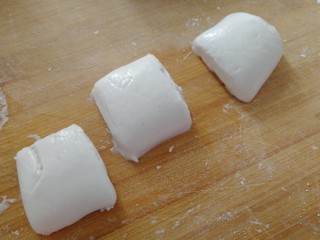 10、水果汤圆,切等份。