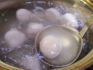 16、水果汤圆,水开放入汤圆，煮至飘在水面即可。