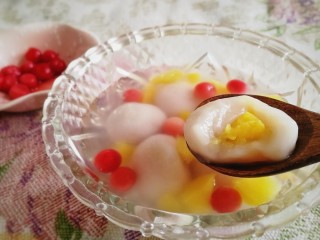 17、水果汤圆,汤里放入黄桃果肉和小樱桃，同汤圆一起盛出。