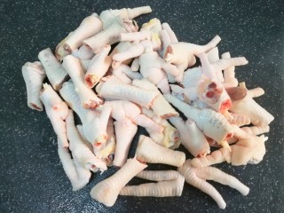 2、柠檬鸡爪,再把鸡爪剁小块