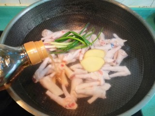 4、柠檬鸡爪,再加适量料酒,盖上盖子煮,水开后再煮五六分钟