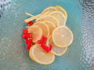 11、柠檬鸡爪,将柠檬片、小米椒、姜丝放入一个大碗中