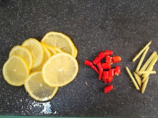 9、柠檬鸡爪,分别将它们切好