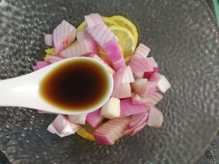 13、柠檬鸡爪,加入8汤匙酱油