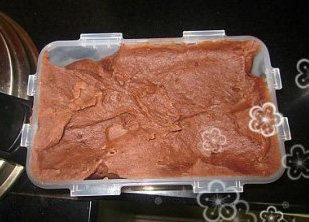 4、木糖醇广式莲蓉月饼,没有太多水份时放入１４０克的玉米油，炒至油分被吸收，混合均匀，即可盛出放入保鲜盒内放凉