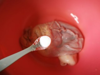 2、一碗汤#湘莲红枣板栗猪肚汤,加入1茶匙盐～