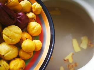 12、一碗汤#湘莲红枣板栗猪肚汤,加入红枣和板栗一起大火再次烧开转小火再煲半个小时。板栗和莲子很容易熟，不要煲太久，否则容易碎。