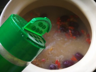 14、一碗汤#湘莲红枣板栗猪肚汤,调入胡椒粉提香。