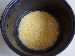 2、广式榴莲绿豆月,将绿豆放入电饭锅内胆,加入没过豆1-2CM的水