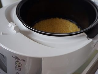 3、广式榴莲绿豆月,放入电饭锅,选择煮饭键,大概45分钟左右