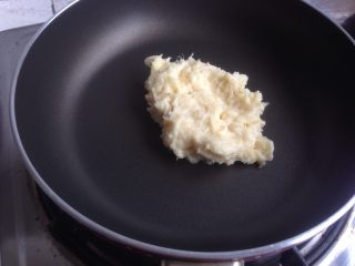 6、广式榴莲绿豆月,不粘锅里放入压成泥的榴莲肉炒至水分收干,盛起