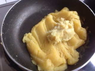 9、广式榴莲绿豆月,炒至绿豆泥抱团,加榴莲肉,拌均匀