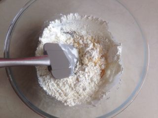 14、广式榴莲绿豆月,用刮刀拌均匀