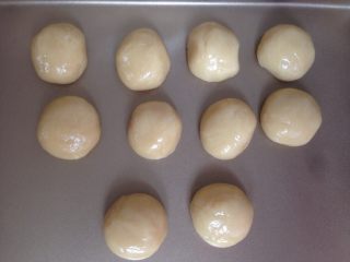 17、广式榴莲绿豆月,醒发后的月饼皮分成每份20克。搓圆