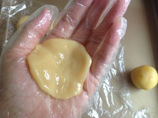 18、广式榴莲绿豆月,将月饼皮压薄(最好戴上一次性手套操作更方便)